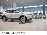 White new Nissan Qashqai in car showroom of the official dealer (2019 год). Редакционное фото, фотограф Виктор Карасев / Фотобанк Лори