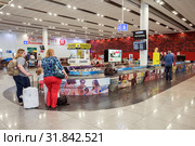 Зона выдачи багажа в аэропорту Бургас, Болгария (2019 год). Редакционное фото, фотограф Юлия Бабкина / Фотобанк Лори
