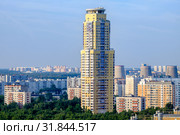 Москва, улица Дыбенко, 38 корпус 1, жилой комплекс "Корона Севера" (2019 год). Редакционное фото, фотограф glokaya_kuzdra / Фотобанк Лори