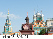 Храм Святителя Григория Неокесарийского в Дербицах. Летнее утро. Москва (2019 год). Редакционное фото, фотограф E. O. / Фотобанк Лори