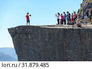 Люди фотографируются на краю скалы Preikestolen (Кафедра проповедника). Норвегия (2018 год). Стоковое фото, фотограф Кекяляйнен Андрей / Фотобанк Лори