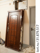 Demounted old steel door is in hall. Home renovation, nobody. Стоковое фото, фотограф Кекяляйнен Андрей / Фотобанк Лори