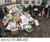 Сбор макулатуры возле школы, школьники и родители приносят бумагу для взвешивания (2019 год). Редакционное фото, фотограф Кекяляйнен Андрей / Фотобанк Лори