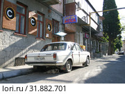 Крым, Ялта. Улица старого города (2005 год). Редакционное фото, фотограф Дмитрий Неумоин / Фотобанк Лори