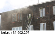 Пожар в старом двухэтажном бараке. Пожарные тушат огонь с выдвижной лестницы. Стоковое видео, видеограф Евгений Ткачёв / Фотобанк Лори