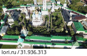 Panoramic aerial view of Trinity-Sergius Lavra in Sergiev Posad (2018 год). Стоковое видео, видеограф Яков Филимонов / Фотобанк Лори