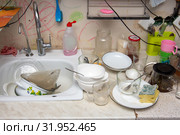 Немытая посуда на столе старой кухни. Стоковое фото, фотограф Иванов Алексей / Фотобанк Лори