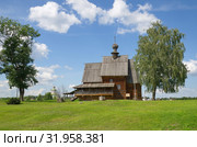 Старая деревянная Никольская церковь (церковь Николы из села Глотово) на территории Суздальского кремля. Суздаль, Владимирская область, Россия (2019 год). Редакционное фото, фотограф Елена Коромыслова / Фотобанк Лори