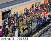 Толпа людей у передвижного выставочного комплекса "Сирийский перелом" (2019 год). Редакционное фото, фотограф Вячеслав Палес / Фотобанк Лори