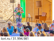 Russia, Samara, June 2019: Lecture by fashion historian Alexander Vasilyev outdoors. Bank of the Volga. Festival "Volga Fest" Редакционное фото, фотограф Акиньшин Владимир / Фотобанк Лори