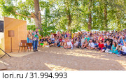 Russia, Samara, June 2019: Lecture by fashion historian Alexander Vasilyev outdoors. Bank of the Volga. Festival "Volga Fest" Редакционное фото, фотограф Акиньшин Владимир / Фотобанк Лори