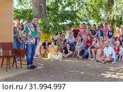 Russia, Samara, June 2019: Lecture by fashion historian Alexander Vasilyev outdoors. Bank of the Volga. Festival "Volga Fest" Редакционное фото, фотограф Акиньшин Владимир / Фотобанк Лори