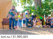 Russia, Samara, June 2019: Lecture by fashion historian Alexander Vasilyev outdoors. Bank of the Volga. Festival "Volga Fest" Редакционное фото, фотограф Акиньшин Владимир / Фотобанк Лори