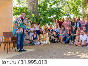 Russia, Samara, June 2019: Lecture by fashion historian Alexander Vasilyev outdoors. Bank of the Volga. Festival "Volga Fest" Редакционное фото, фотограф Акиньшин Владимир / Фотобанк Лори