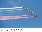 Российские штурмовики Су-25 с дымами цвета российского флага на военно-морском параде в честь Дня ВМФ. Санкт-Петербург (2019 год). Редакционное фото, фотограф Виктор Карасев / Фотобанк Лори