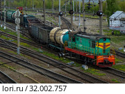 Грузовой магистральный тепловоз ЧМЭЗ-3533 с составом из цистерн (2019 год). Редакционное фото, фотограф Андрей Дегтярёв / Фотобанк Лори