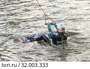 Спортсмен на вейкборде держит фал и ожидает подъема из воды (2019 год). Редакционное фото, фотограф Наталья Николаева / Фотобанк Лори