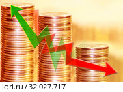 Красная и зеленая стрелка на фоне денег . Концепция изменения рынков . Стоковое фото, фотограф Сергеев Валерий / Фотобанк Лори