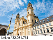 Театинеркирхе (Theatinerkirche) - католическая церковь Святого Каетана. Фрагмент здания. Мюнхен. Бавария. Германия (2019 год). Редакционное фото, фотограф E. O. / Фотобанк Лори