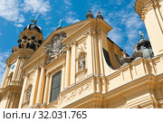 Театинеркирхе (Theatinerkirche) - католическая церковь Святого Каетана (фрагмент здания). Мюнхен. Бавария. Германия (2019 год). Стоковое фото, фотограф E. O. / Фотобанк Лори