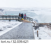 Tourists are on viewpoint of Gullfoss (2017 год). Редакционное фото, фотограф EugeneSergeev / Фотобанк Лори