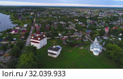 Вид на старинные храмы города Каргополя облачным августовским утром. Архангельская область, Россия (аэросъемка) (2019 год). Стоковое видео, видеограф Виктор Карасев / Фотобанк Лори