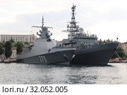 Корабли Черноморского флота РФ на рейде в Южной бухте Севастополя: патрульный корабль 375 ПК "Дмитрий Рогачев" и средний разведывательный корабль "Иван Хурс" (2019 год). Редакционное фото, фотограф Светлана Ясинская / Фотобанк Лори