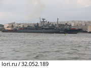 Сторожевой корабль "Пытливый" Черноморского флота РФ возвращается в Севастопольскую бухту после выполнения боевого задания, Севастополь, Крым (2019 год). Редакционное фото, фотограф Светлана Ясинская / Фотобанк Лори
