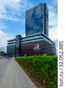 DoubleTree by Hilton Hotel Minsk, вид с улицы Димитрова, Минск, Беларусь (2019 год). Редакционное фото, фотограф Ольга Коцюба / Фотобанк Лори