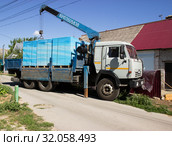 Камаз выгружает силикатные блоки. Липецк (2019 год). Редакционное фото, фотограф Евгений Будюкин / Фотобанк Лори