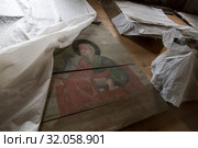 Архангельская область, Ненокса. Фрагмент росписи потолочного покрытия (небес) деревянной церкви Троицы Живоночальной (Троицкой), подготовленный к реставрации. (2019 год). Редакционное фото, фотограф Ольга Шуклина / Фотобанк Лори