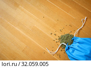 Green mung bean in blue reusable package on wooden background. Copy space. Стоковое фото, фотограф Ольга Балынская / Фотобанк Лори