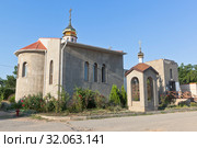 Храм священномученика Порфирия, епископа Симферопольского и Крымского в посёлке Заозёрное Сакского района республики Крым (2019 год). Стоковое фото, фотограф Николай Мухорин / Фотобанк Лори