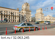 Привокзальная площадь ("Ворота Минска"), Минск, Беларусь. Такси на улице города (2019 год). Редакционное фото, фотограф Ольга Коцюба / Фотобанк Лори