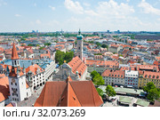 The Old Town Hall (Altes Rathaus) and the Heilig-Geist-Kirche (Church of the Holy Spirit;  Holy Ghost Church). Sunny summer day. View from above. Munich. Bavaria. Germany (2019 год). Редакционное фото, фотограф E. O. / Фотобанк Лори