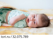 Двухмесячный ребенок лежит на спине и улыбается. Стоковое фото, фотограф Кекяляйнен Андрей / Фотобанк Лори