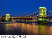 Знаменитый Цепной мост Сечени через реку Дунай в вечерней подсветке. Будапешт, Венгрия (2012 год). Стоковое фото, фотограф Наталья Волкова / Фотобанк Лори