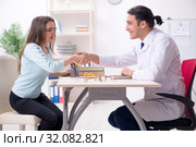 Young woman visiting male doctor oculist. Стоковое фото, фотограф Elnur / Фотобанк Лори