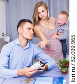 Angry female extorting money from male. Стоковое фото, фотограф Яков Филимонов / Фотобанк Лори