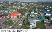 Татарстан. Село Черемшан. Вид с воздуха. Tatarstan. The Village Of Cheremshan. Aerial view. (2019 год). Стоковое видео, видеограф Евгений Романов / Фотобанк Лори