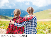 Beautiful happy little girls in mountains in the background of fog. Стоковое фото, фотограф Дмитрий Травников / Фотобанк Лори