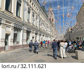 Москва, люди гуляют по Никольской улице летом (2019 год). Редакционное фото, фотограф Овчинникова Ирина / Фотобанк Лори
