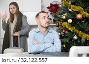 Pair breaking up, woman leaving. Стоковое фото, фотограф Яков Филимонов / Фотобанк Лори