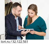 Caseworker conducting survey among population. Стоковое фото, фотограф Яков Филимонов / Фотобанк Лори