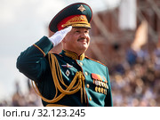 Начальник Военно-оркестровой службы Вооруженных сил РФ, главный военный дирижер генерал-майор Тимофей Маякин во время дирижирования сводным оркестром на Красной площади в центре города Москвы, Россия (2019 год). Редакционное фото, фотограф Николай Винокуров / Фотобанк Лори