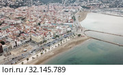 View from drone of famous tourist town of Roses on Catalan coast of Gulf of Roses, Costa Brava, Spain (2019 год). Редакционное видео, видеограф Яков Филимонов / Фотобанк Лори