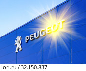 Peugeot dealership logo on the office of official dealer. (2018 год). Редакционное фото, фотограф FotograFF / Фотобанк Лори