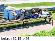Homeless people is sleeping on the wooden benc (2018 год). Редакционное фото, фотограф FotograFF / Фотобанк Лори