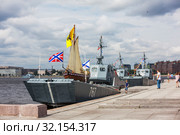 Десантные катера проекта 11770. Д-67 (бортовой № 767)  с ботиком Петра I и десантный катер Д-1441 "Алексей Баринов" (бортовой № 791) с бронетранспортером БТР-82А на Свердловской набережной. Генеральная репетиция парада ко дню ВМФ. Санкт-Петербург (2019 год). Редакционное фото, фотограф Сергей Афанасьев / Фотобанк Лори