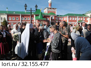 Митрополит Ювеналий благословляет людей в Николо-Пешношском монастыре (2019 год). Редакционное фото, фотограф Дмитрий Неумоин / Фотобанк Лори